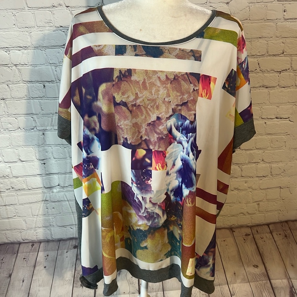 3X Apt 9 scoop neck geometric print short sleeve top. 5% spandex. Lightw…